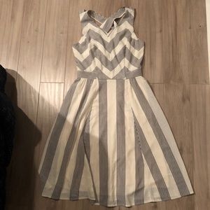 Maurice’s Dress- White and gray